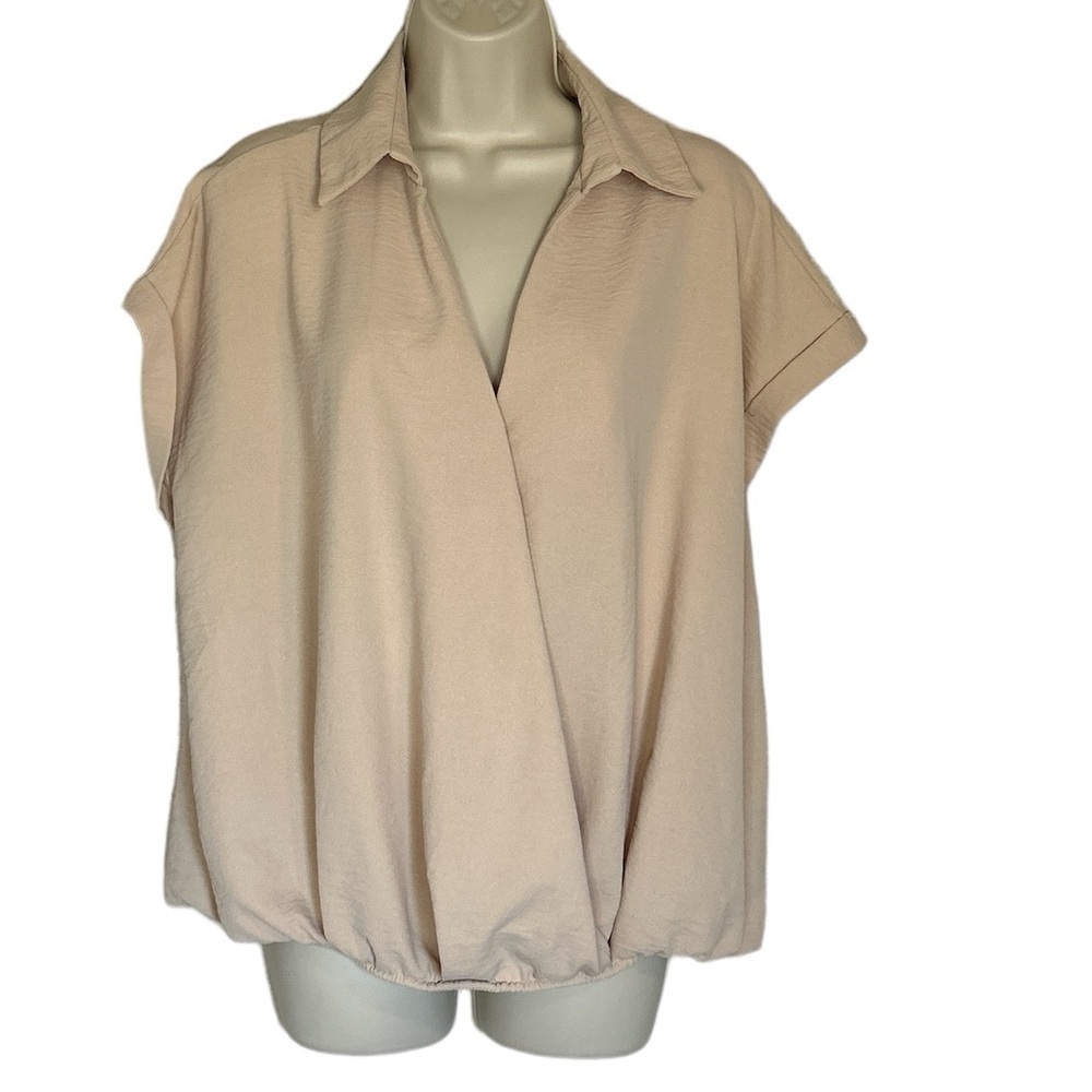 Dee elly cream color top with collar and short sleeves size L